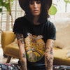 T-Shirt Rock Vintage porté par une femme tatouée