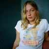 T-shirt Imprimé Vintage Femme porté par une fille blonde