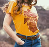 T-shirt Vintage California porté par une femme