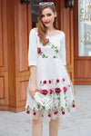 Robe Blanche ornée de Rose Vintage
